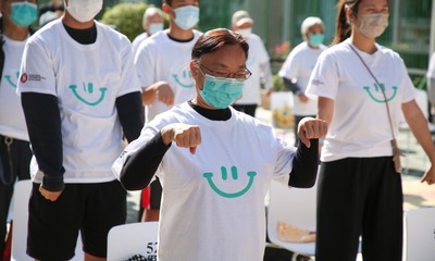 Nearly five hundred people of all ages performed stretching exercise at the launch ceremony of the Community Care Campaign, both on-site and online, pledging to develop a healthy life both physically and mentally.